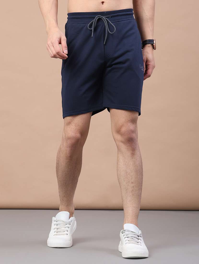 men solid mid rise regular fit shorts