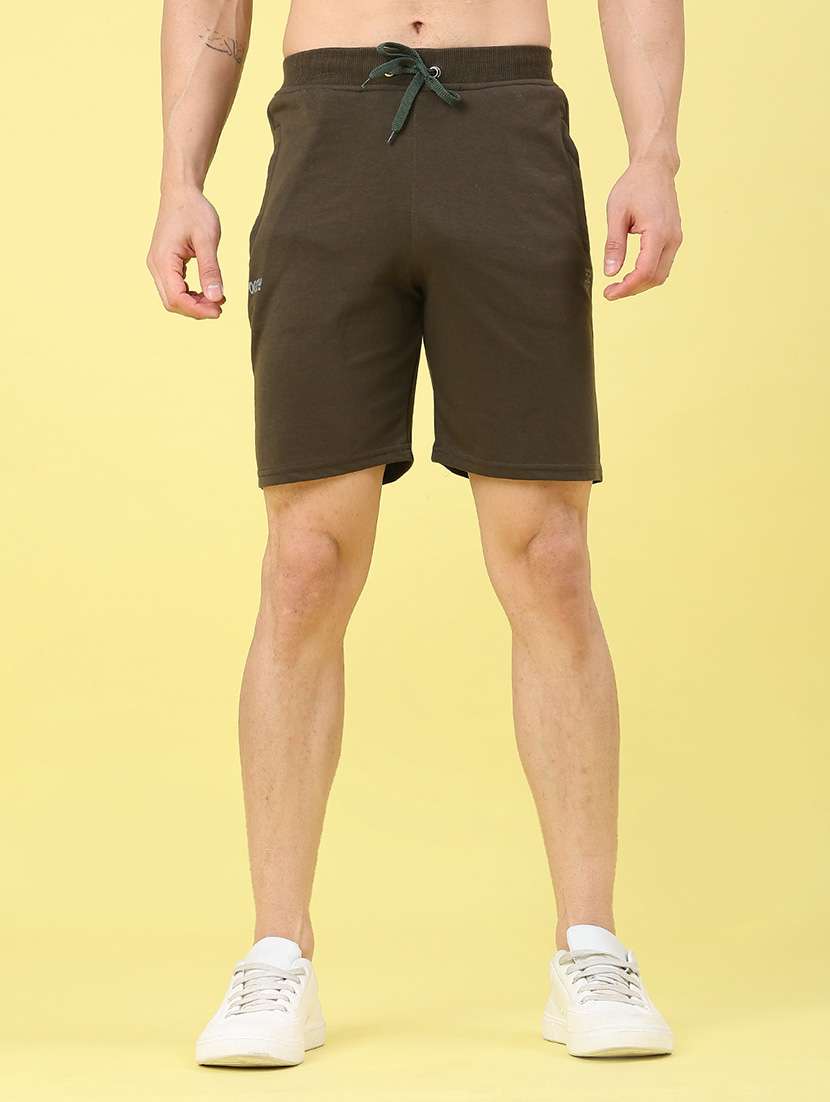 men solid mid rise regular fit shorts