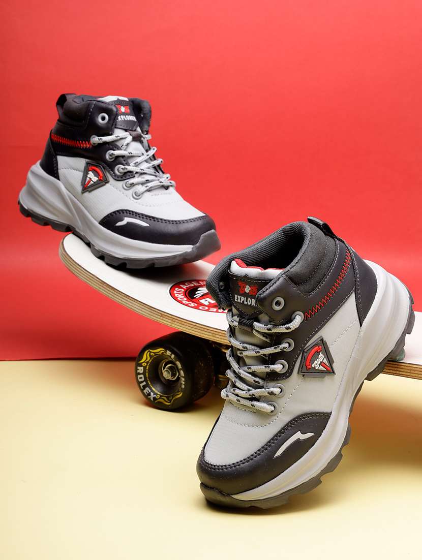 kids lace up sports shoe