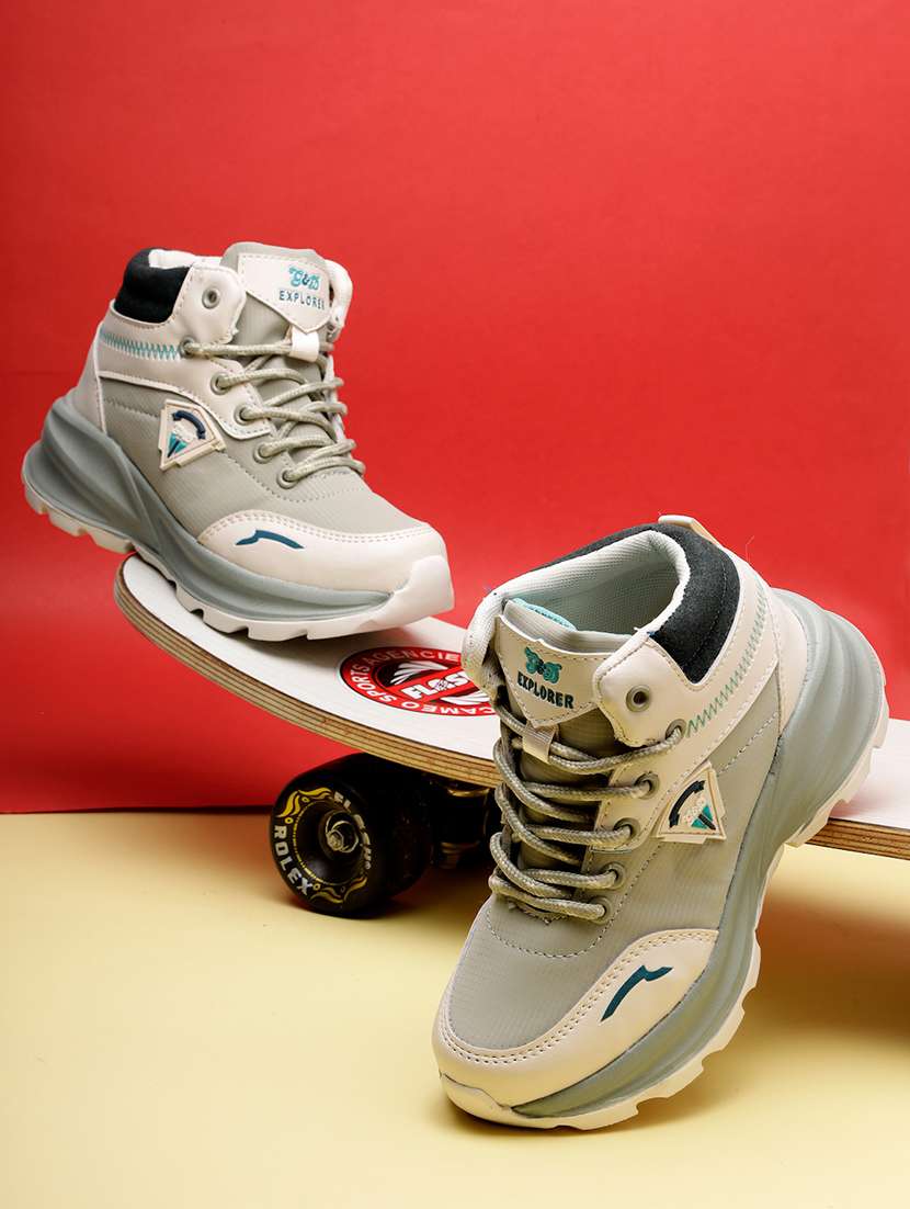 kids lace up sports shoe