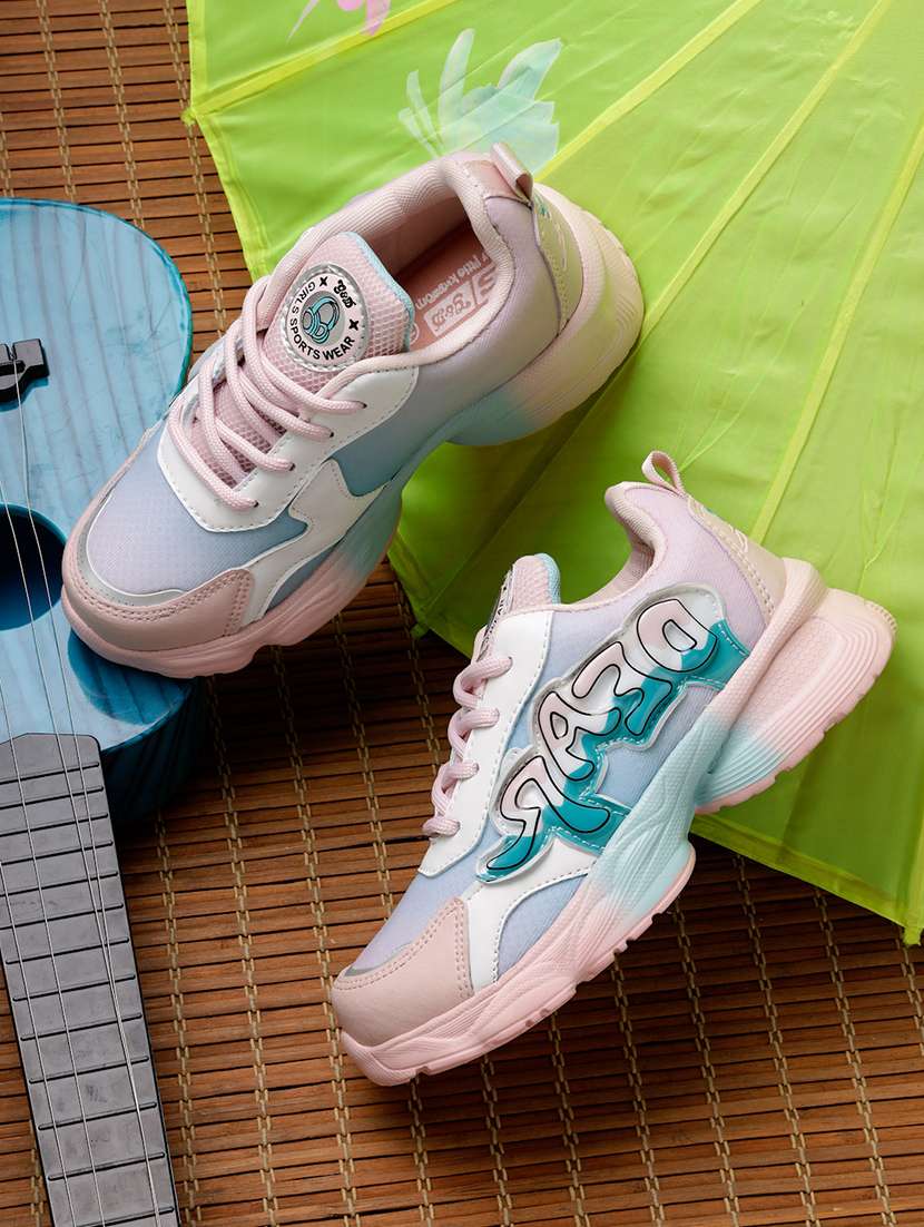 kids lace up sports shoe