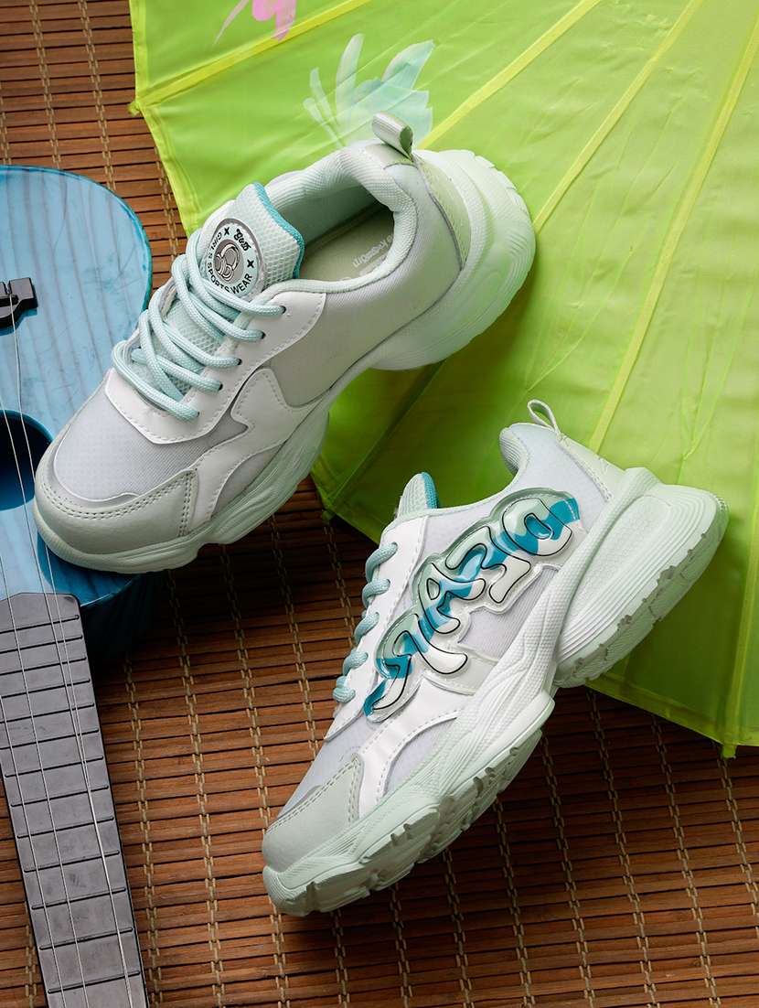 kids lace up sports shoe