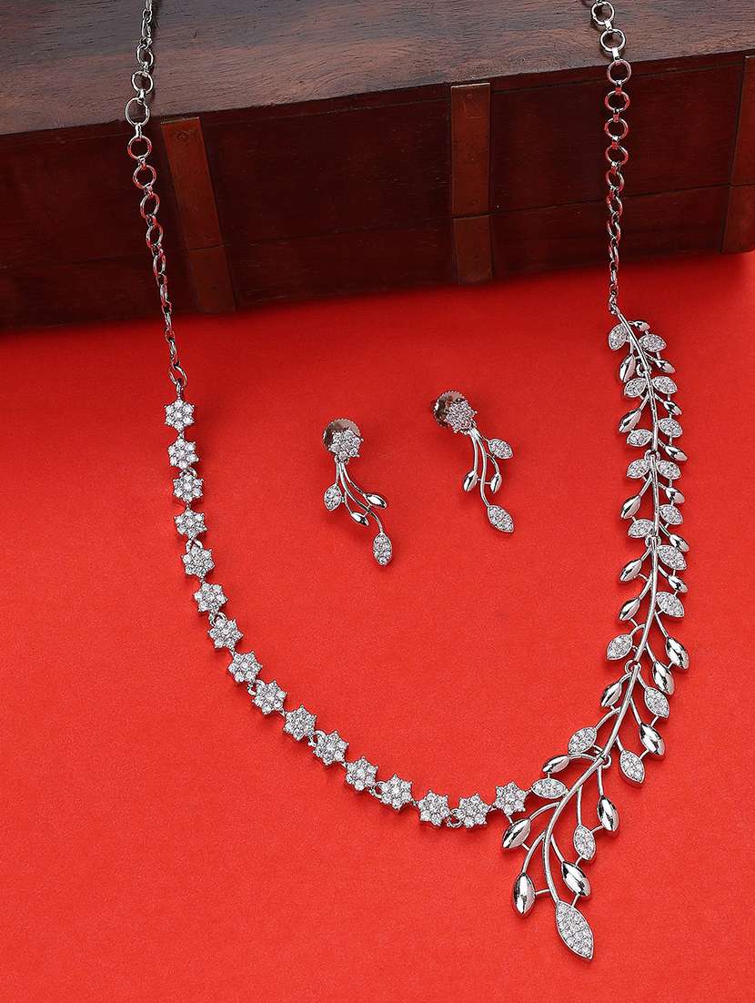 women diamonds studded necklace set