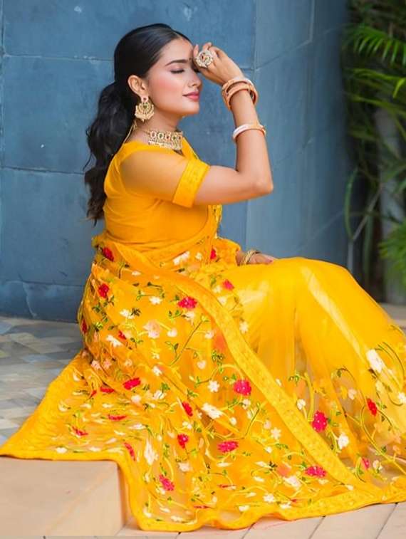 women solid with work embroidered saree with blouse - 22271929 -  Standard Image - 3