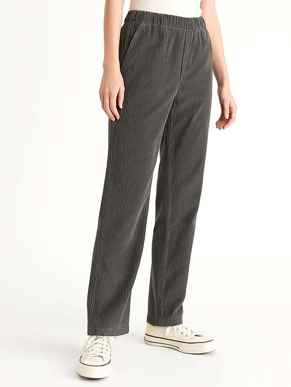 women solid mid rise straight trouser