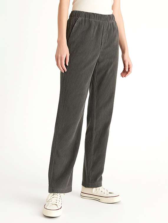 women solid mid rise straight trouser