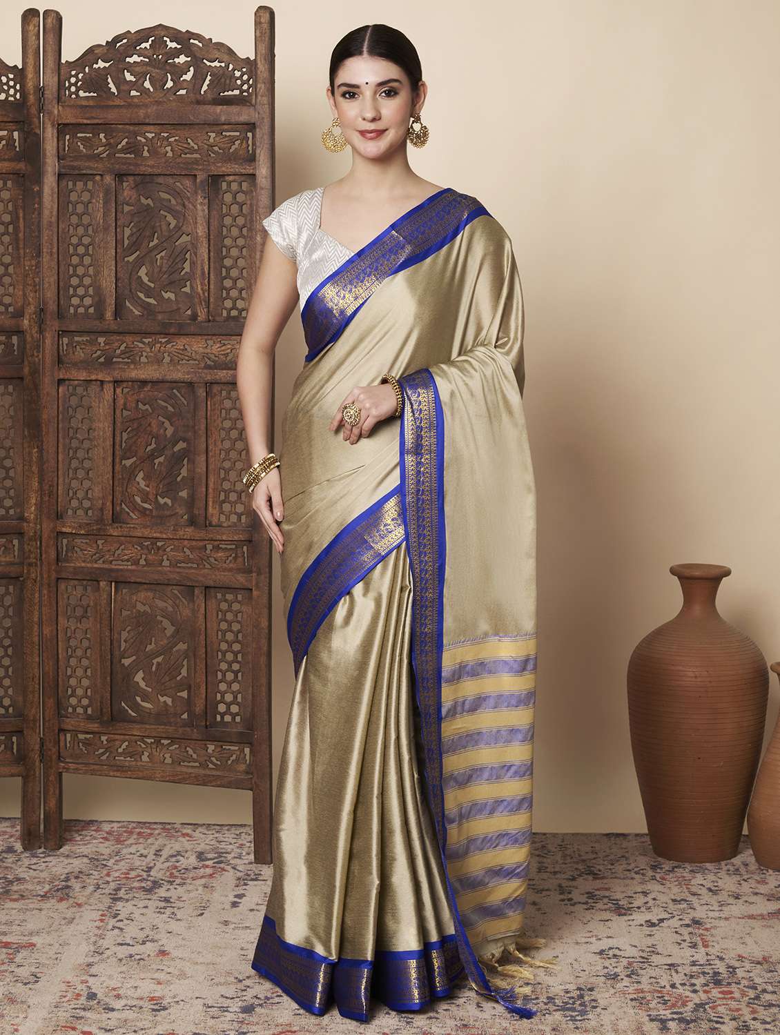 women solid with bordered saree with blouse