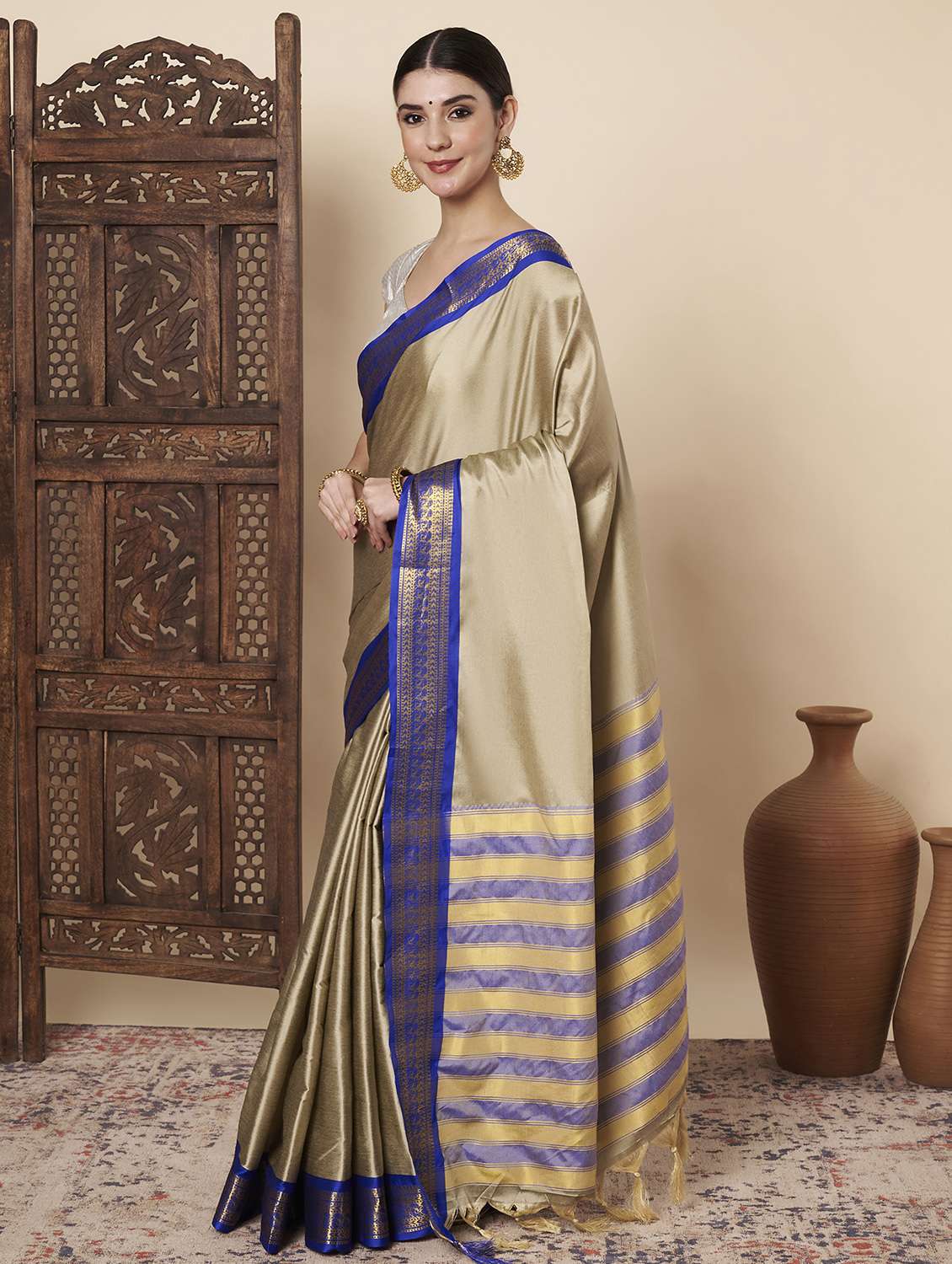 women solid with bordered saree with blouse - 22272740 -  Standard Image - 3