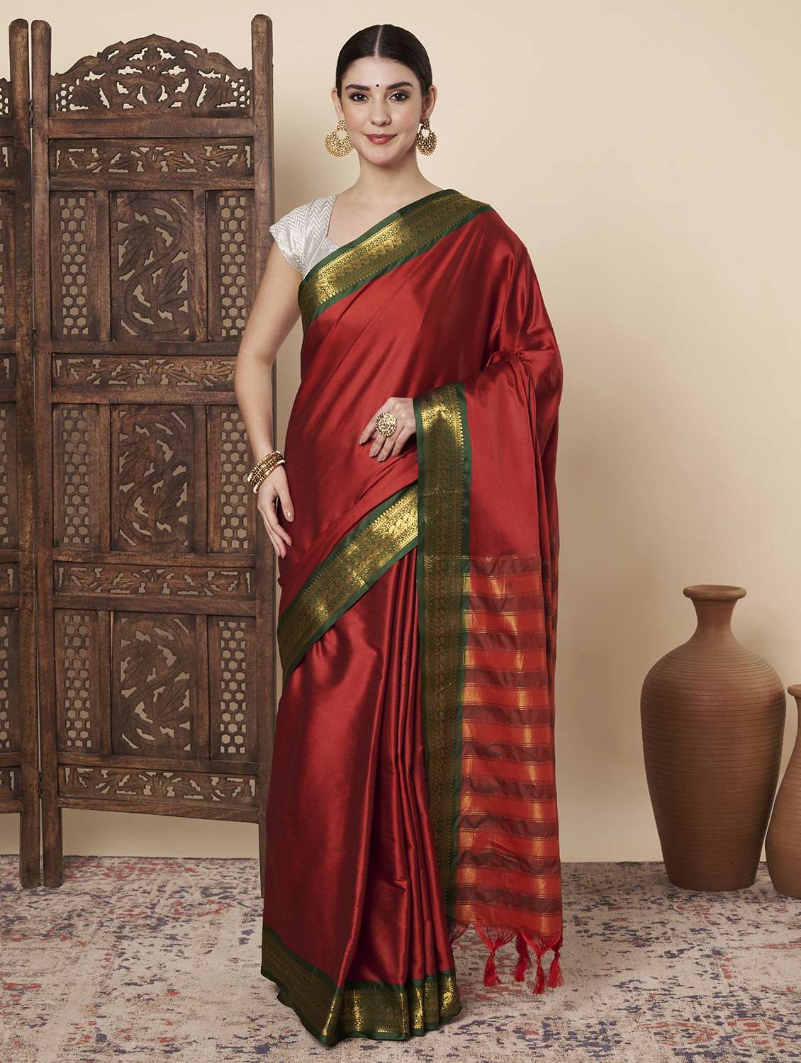 women solid with bordered saree with blouse