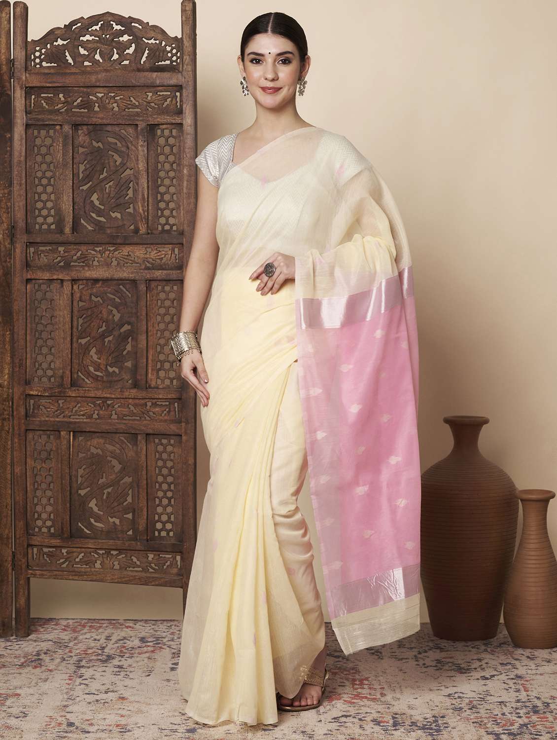 women self design handloom saree with blouse