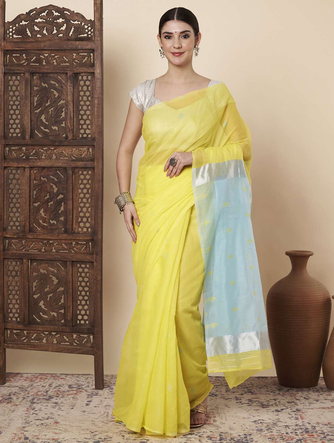 women self design handloom saree with blouse
