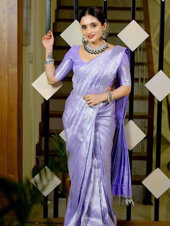 women self design banarasi saree with blouse