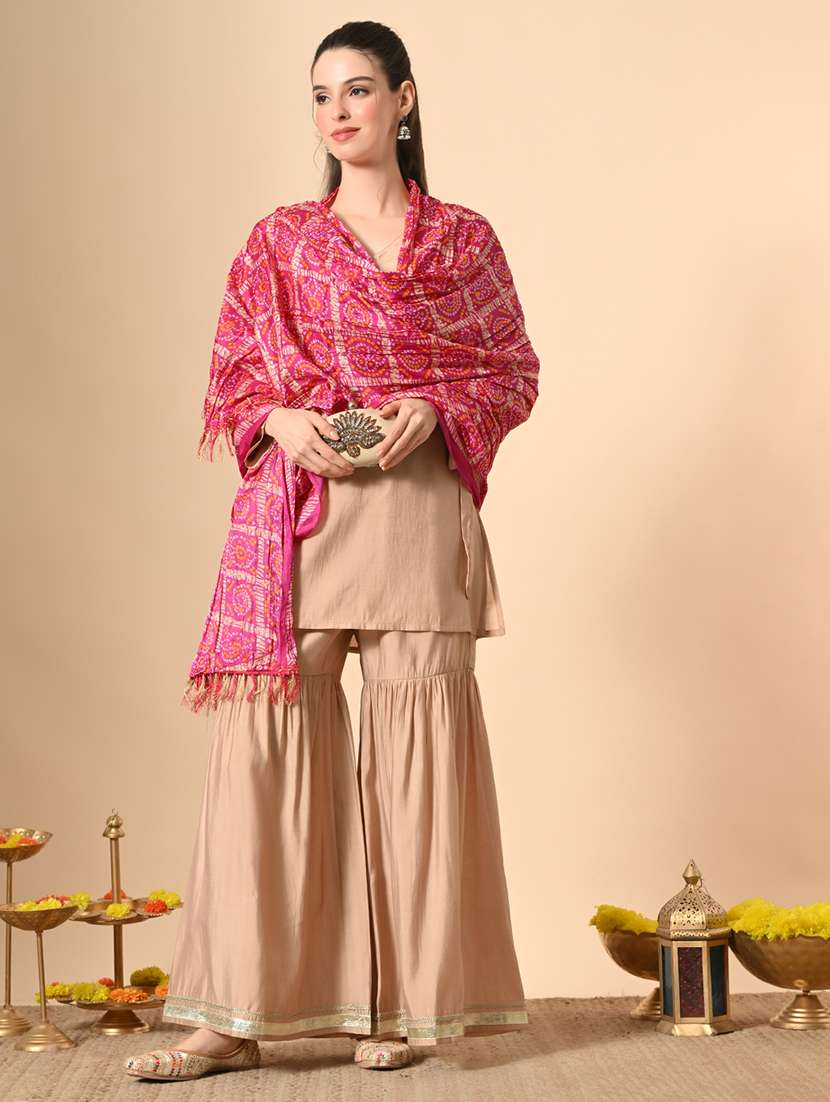 women pink bandhani print dupatta