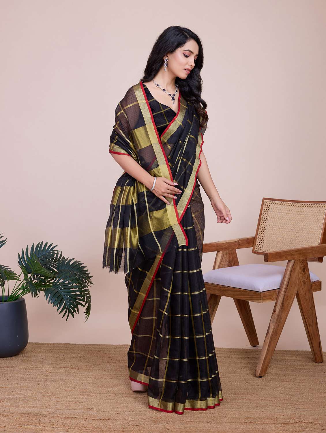 women checkered bordered saree with blouse - 22274035 -  Standard Image - 3