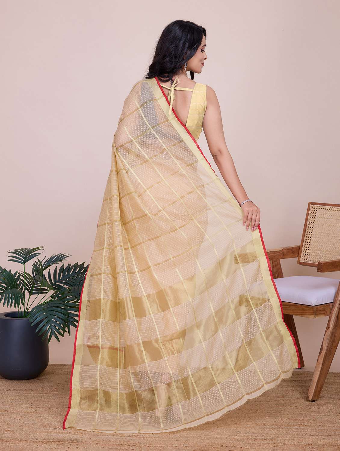 women checkered bordered saree with blouse - 22274036 -  Standard Image - 3