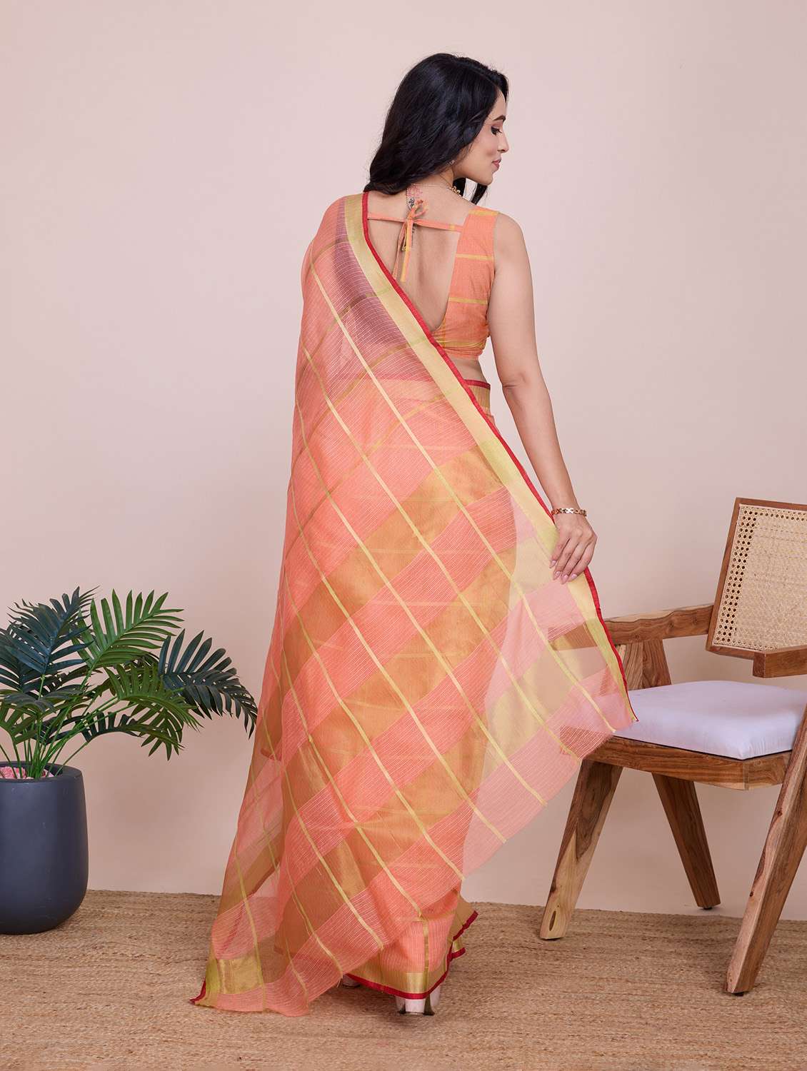 women checkered bordered saree with blouse - 22274038 -  Standard Image - 3
