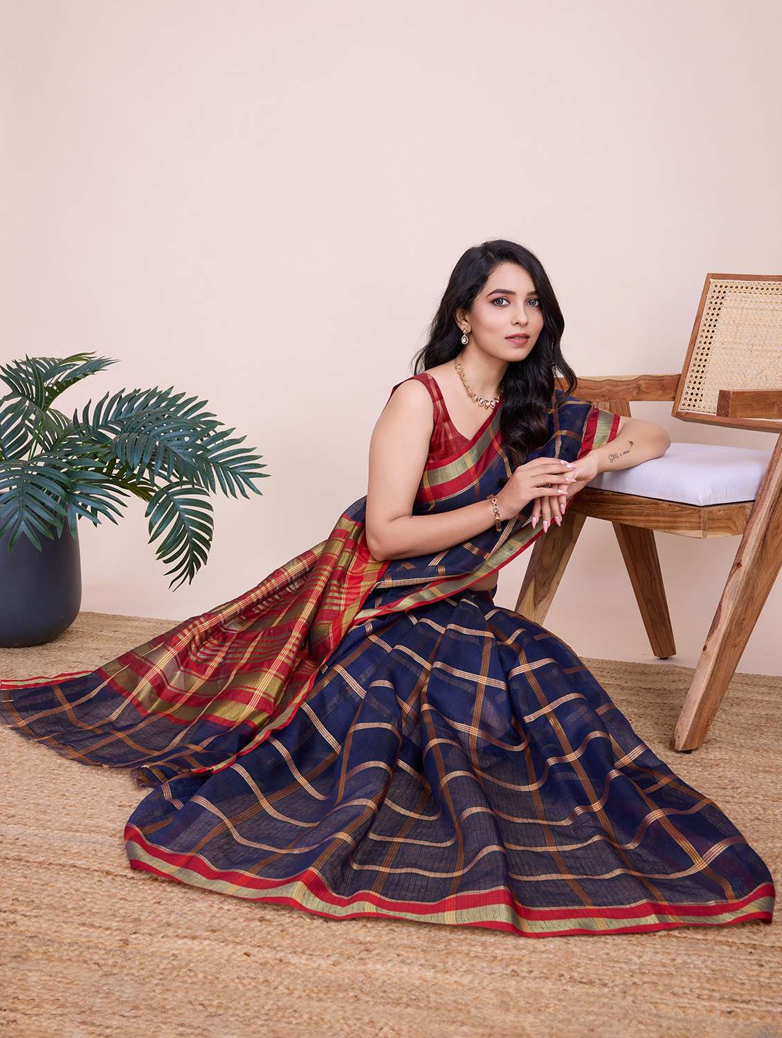 women checkered bordered saree with blouse - 22274045 -  Standard Image - 3