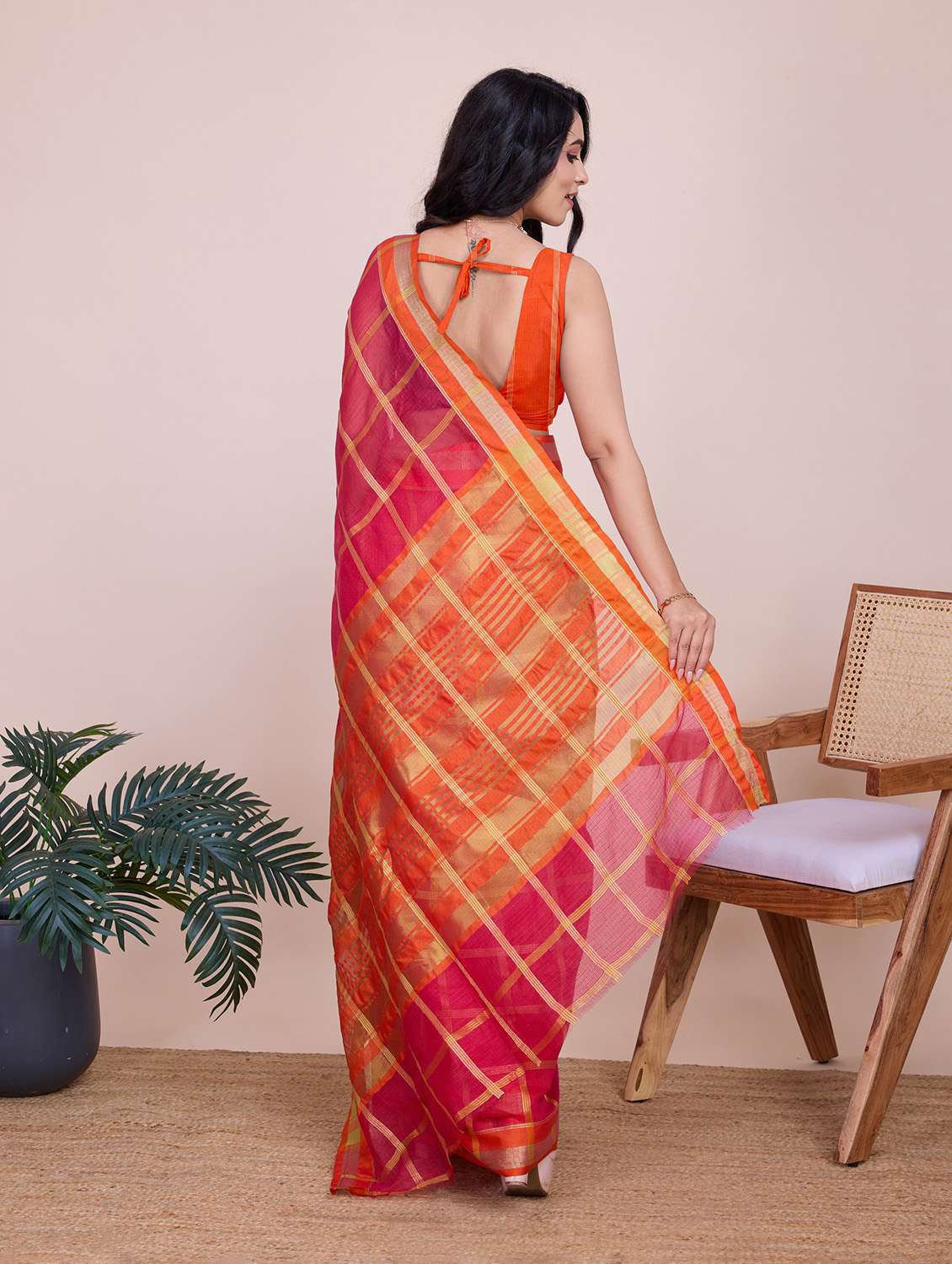 women checkered bordered saree with blouse - 22274047 -  Standard Image - 3