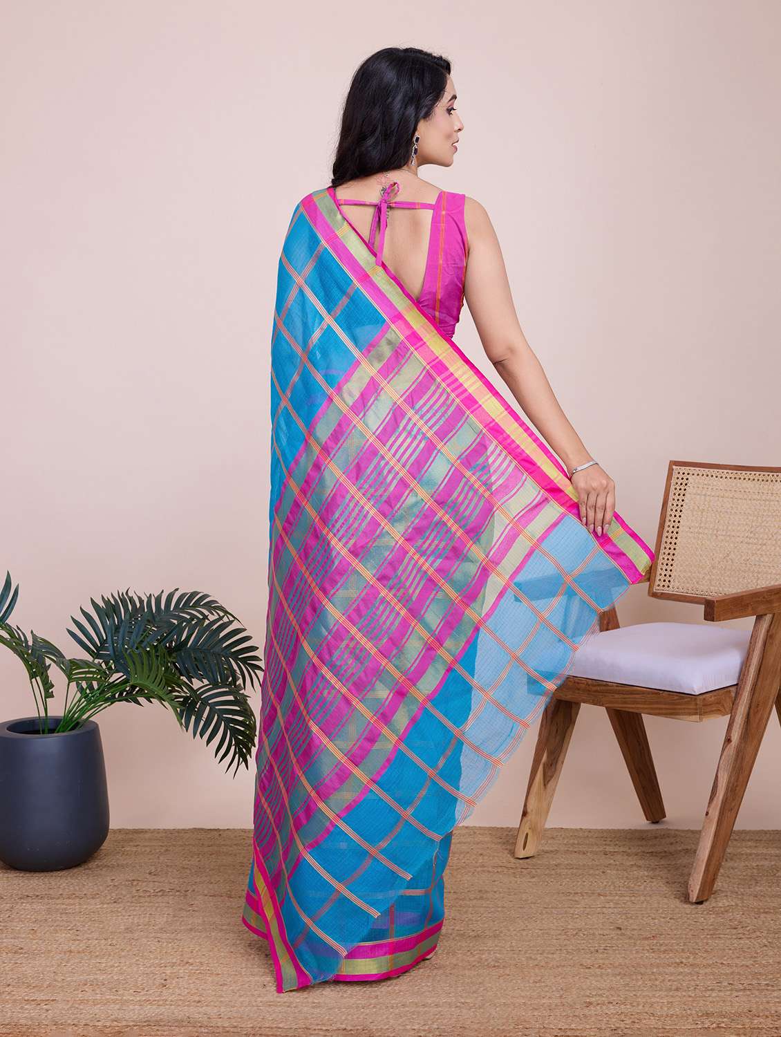 women checkered bordered saree with blouse - 22274048 -  Standard Image - 3
