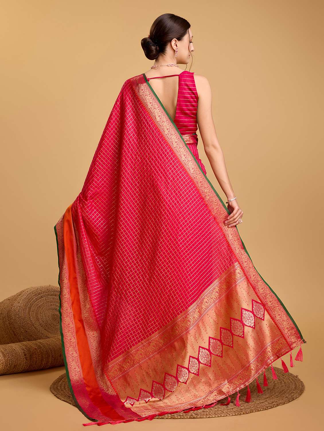 women checkered bordered saree with blouse - 22274067 -  Standard Image - 3