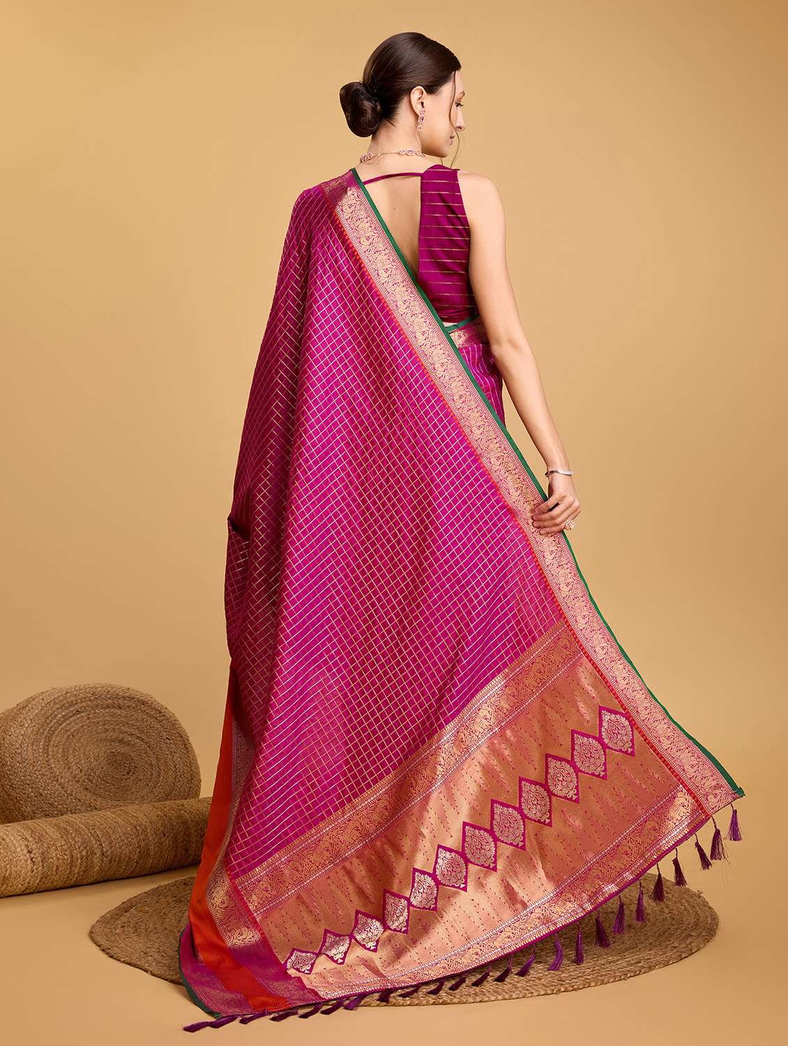 women checkered bordered saree with blouse - 22274068 -  Standard Image - 3