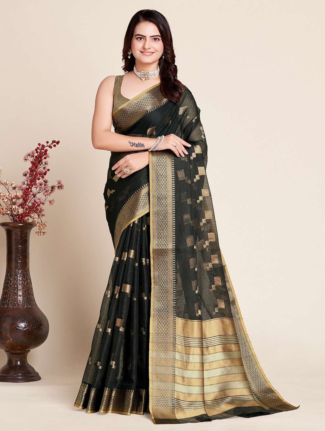 women self design bordered saree with blouse