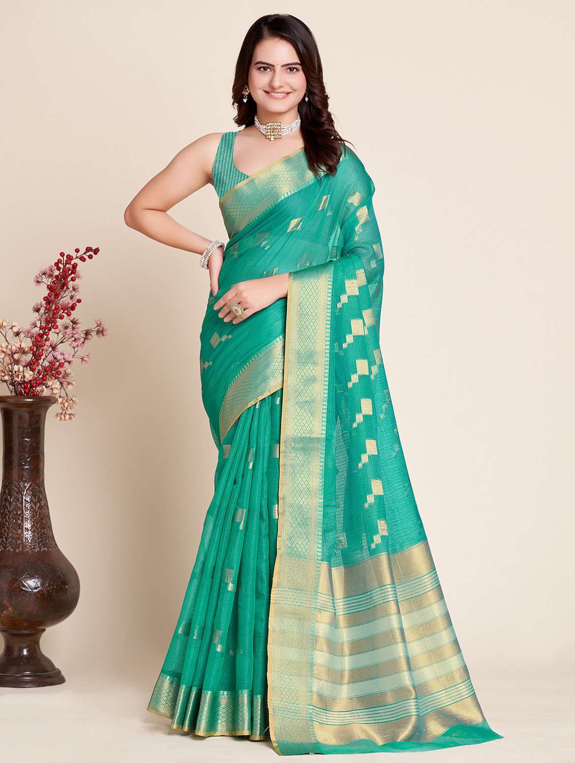 women self design bordered saree with blouse