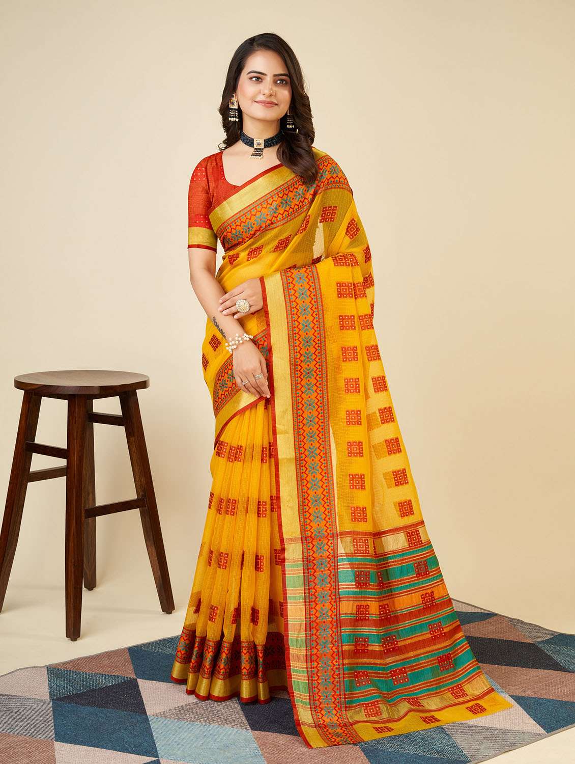 women self design bordered saree with blouse