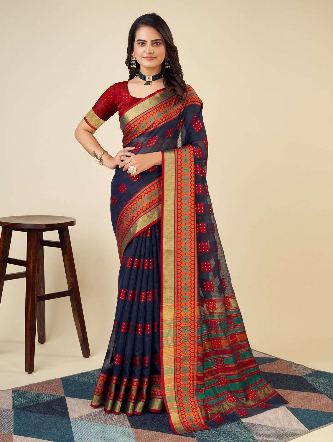 women self design bordered saree with blouse