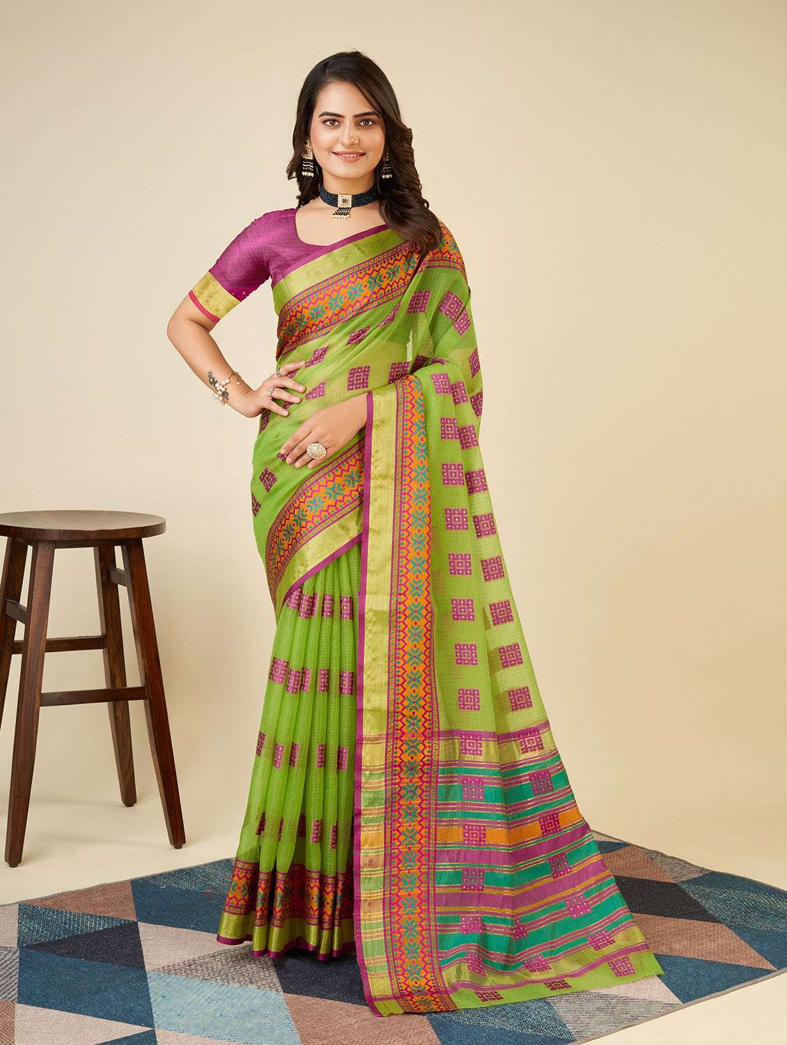 women self design bordered saree with blouse