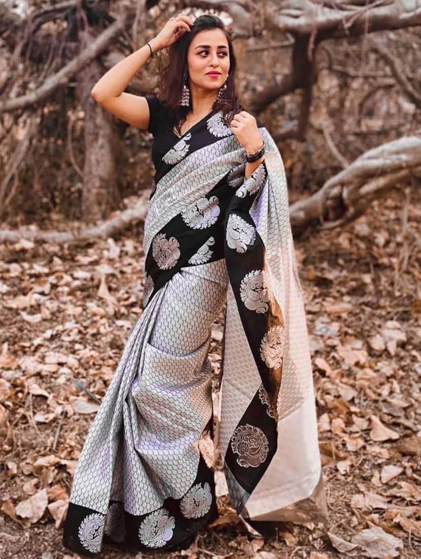 women self design banarasi saree with blouse