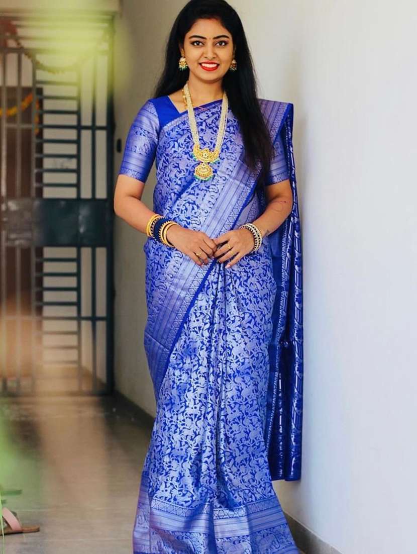 women self design banarasi saree with blouse