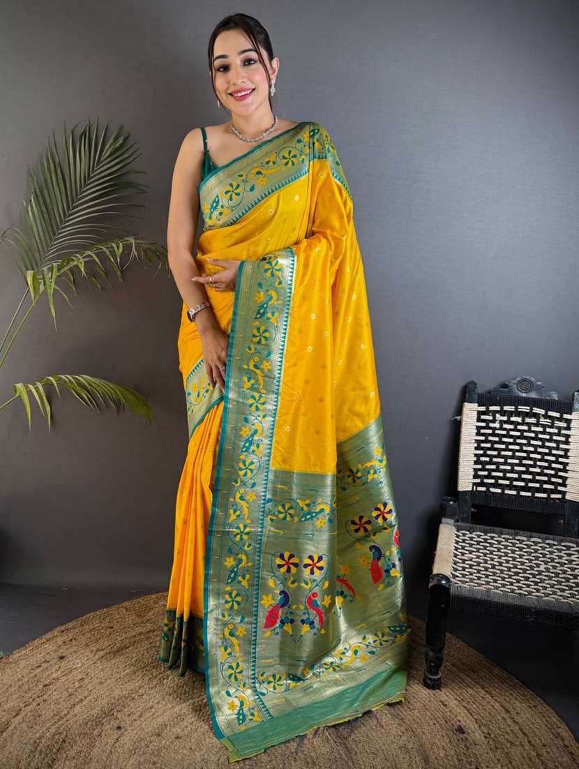 women self design bordered saree with blouse