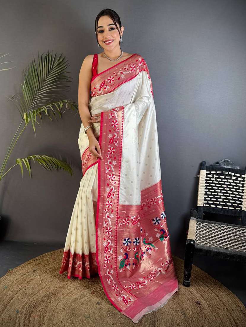 women self design bordered saree with blouse