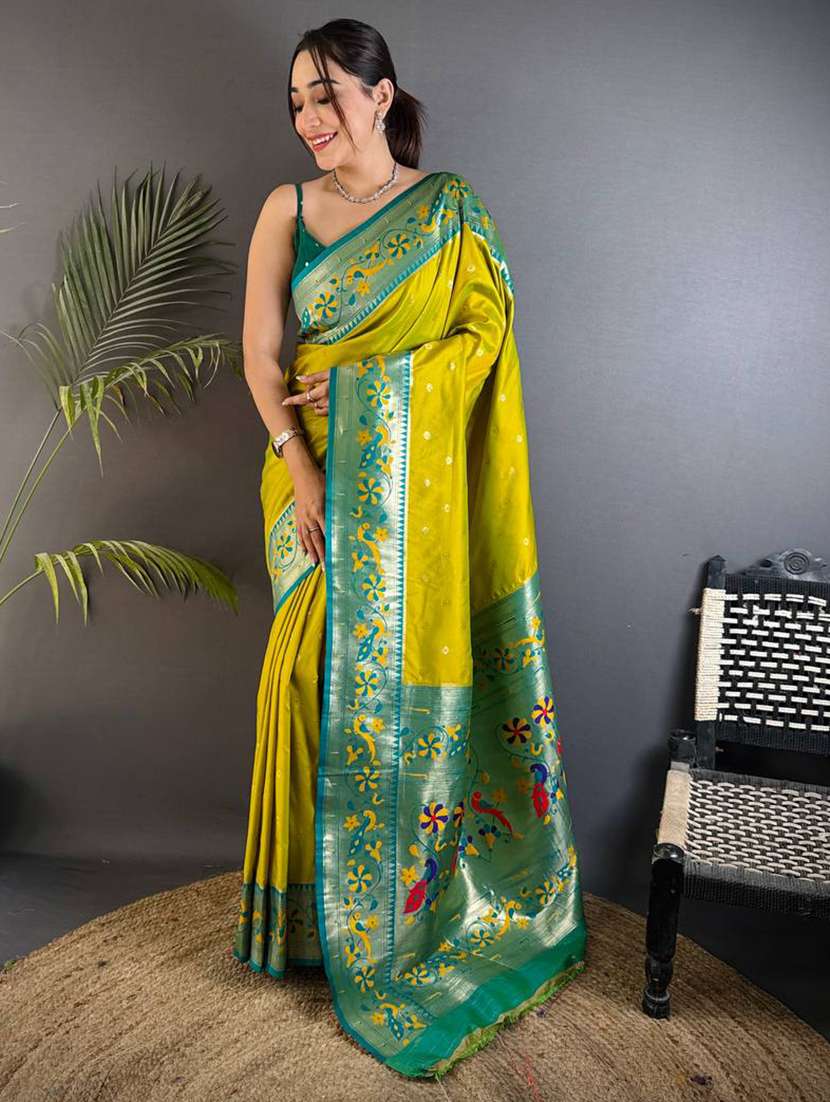 women self design bordered saree with blouse