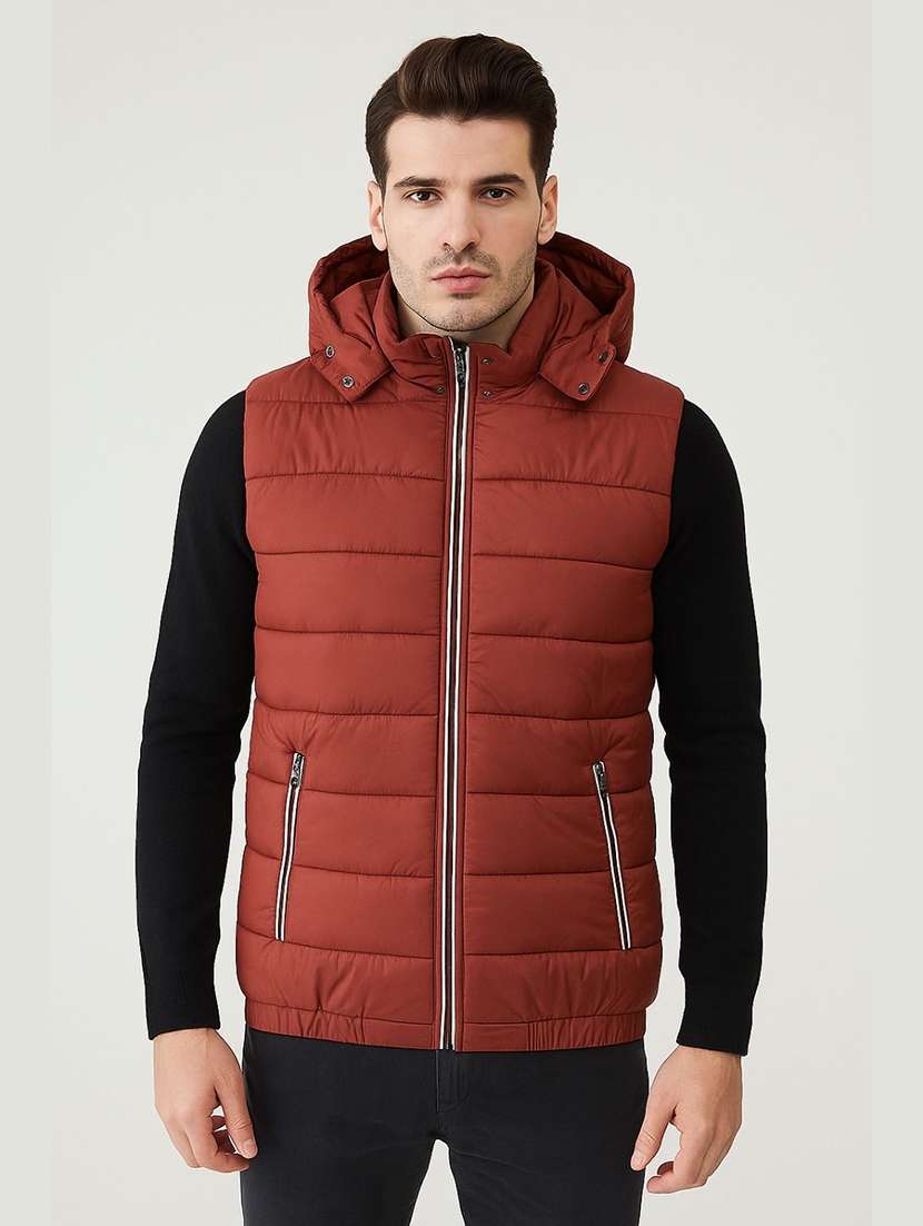 men solid sleeveless lightweight puffer jacket
