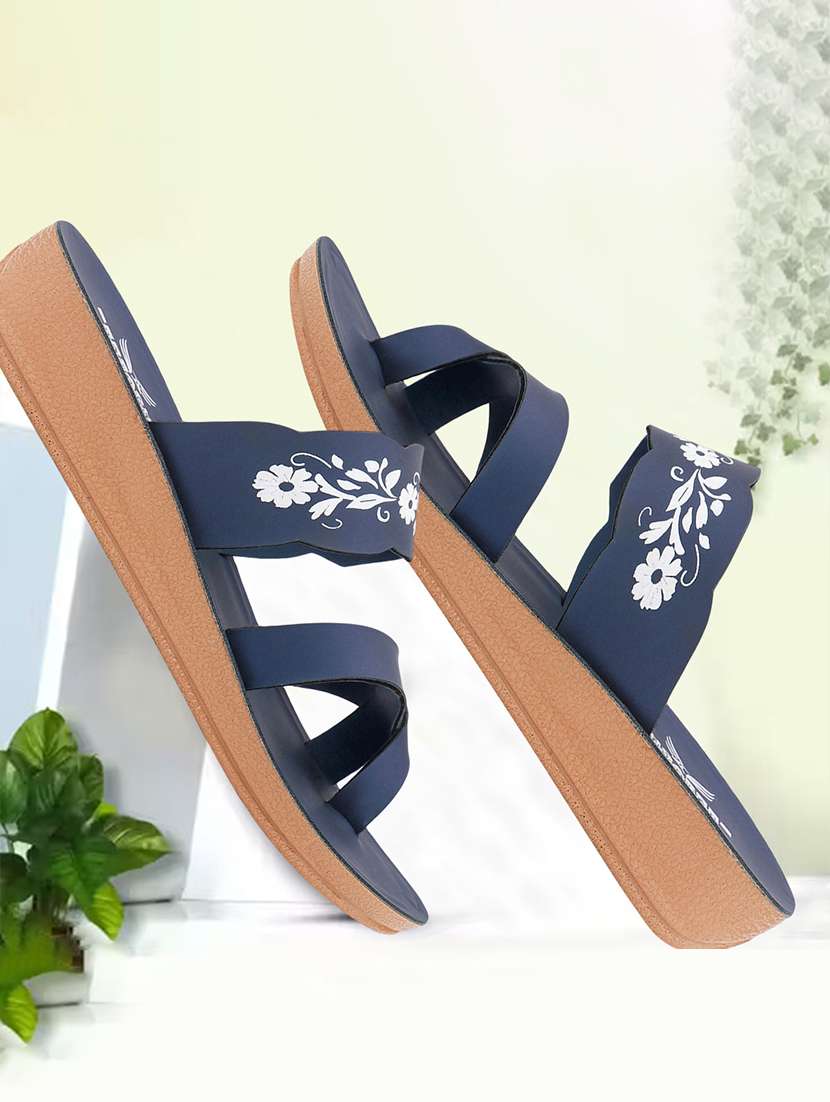 women pinted slip on flip flop