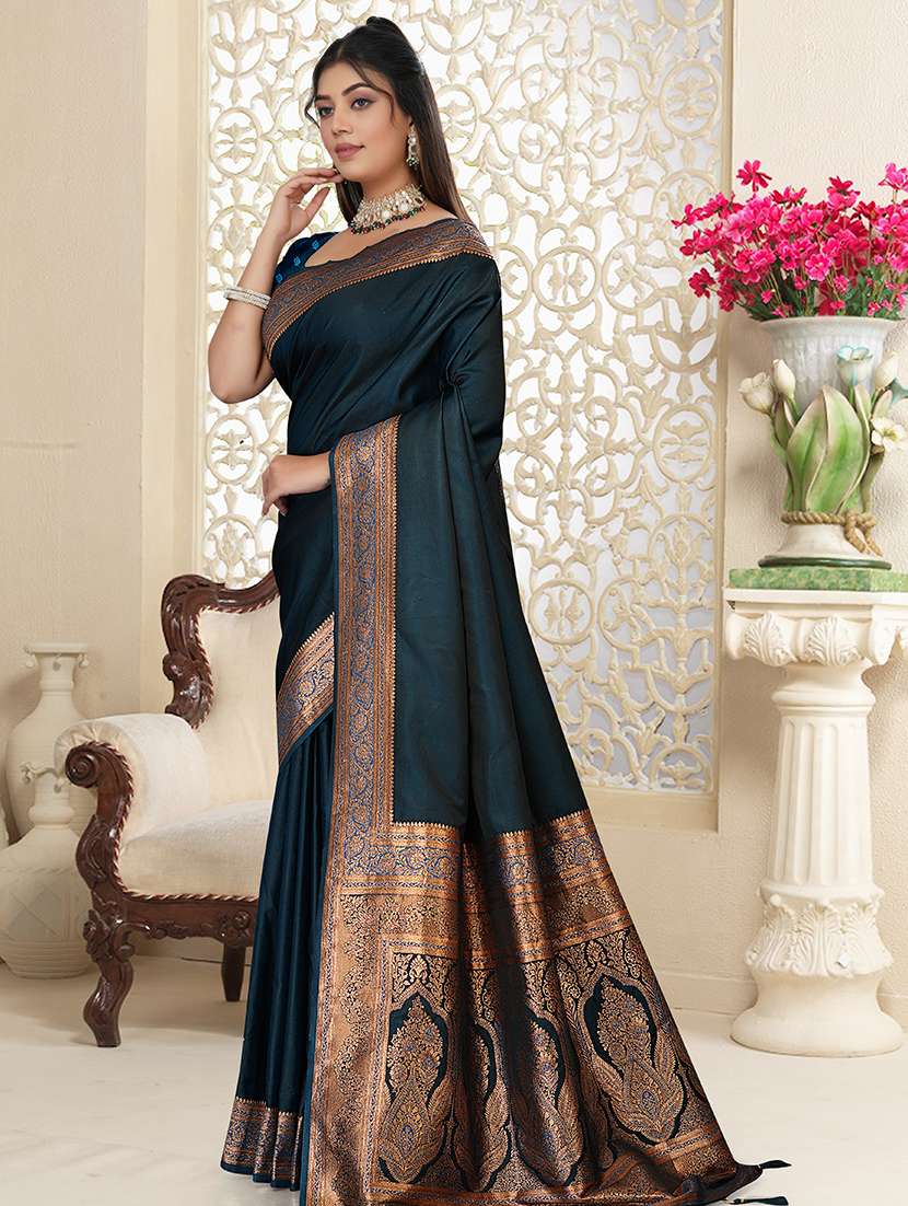 women solid with bordered saree with blouse