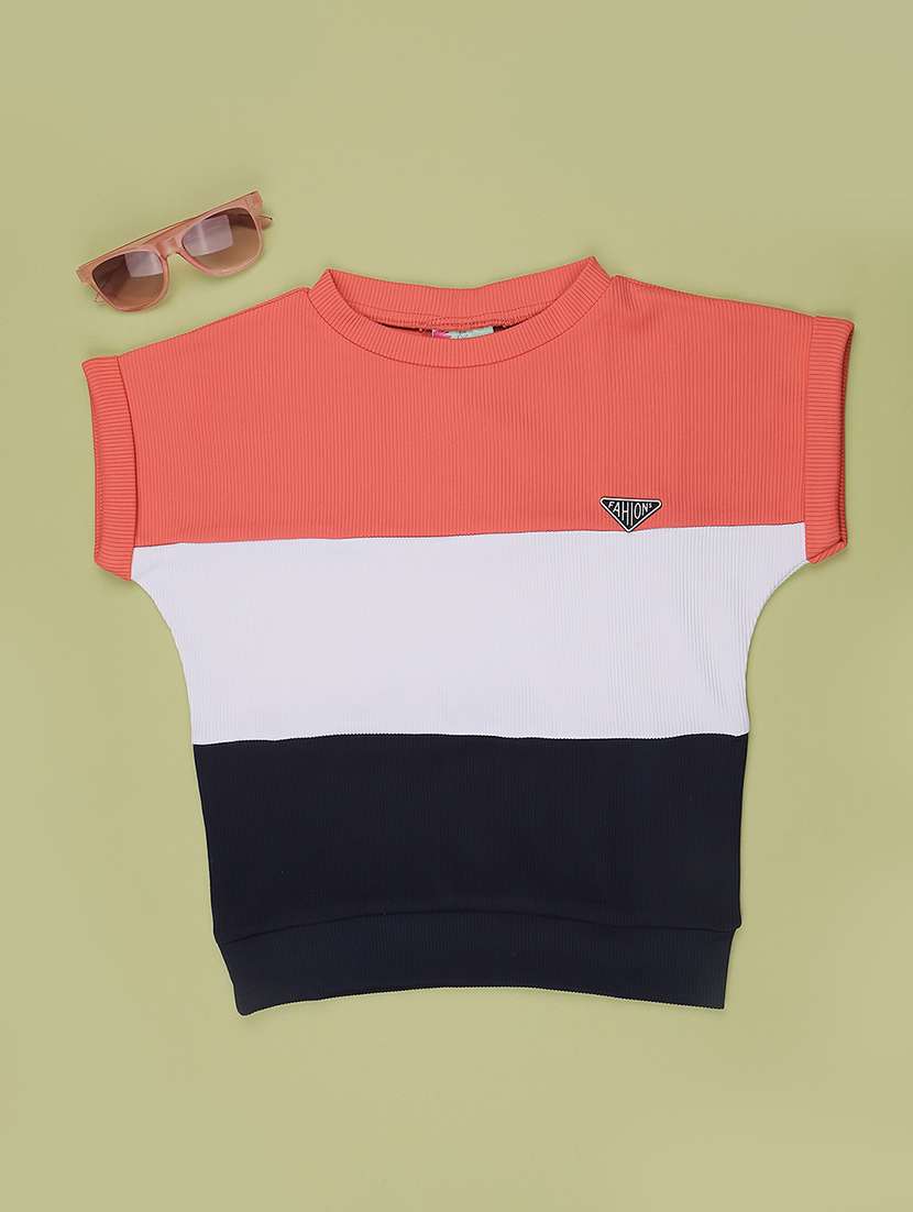 girls colourblocked round neck regulatr fit tee