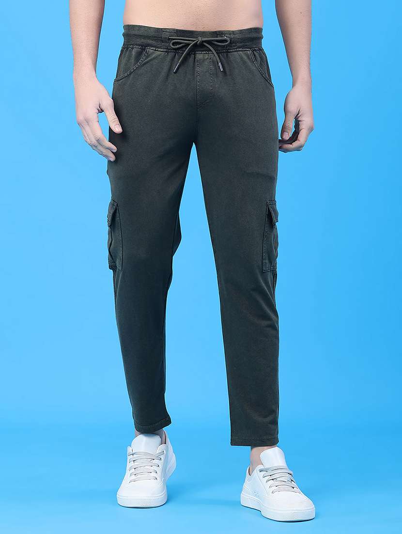 men solid mid rise regular fit cargo 