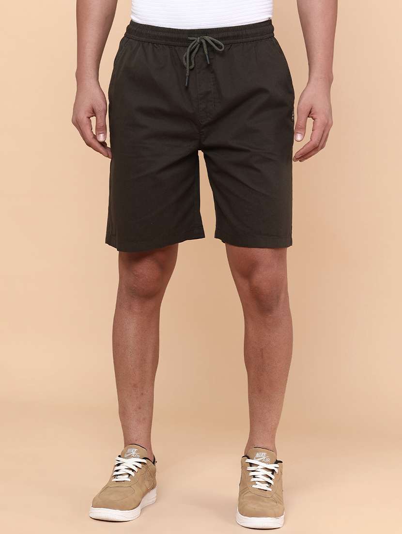 men solid mid rise regular fit shorts