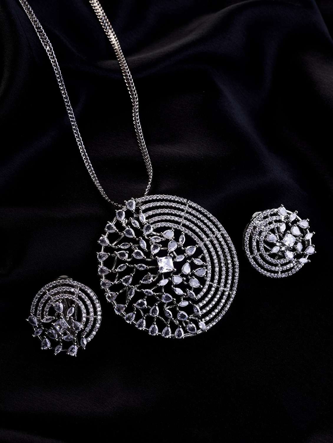 women rhodium pendant set with earring