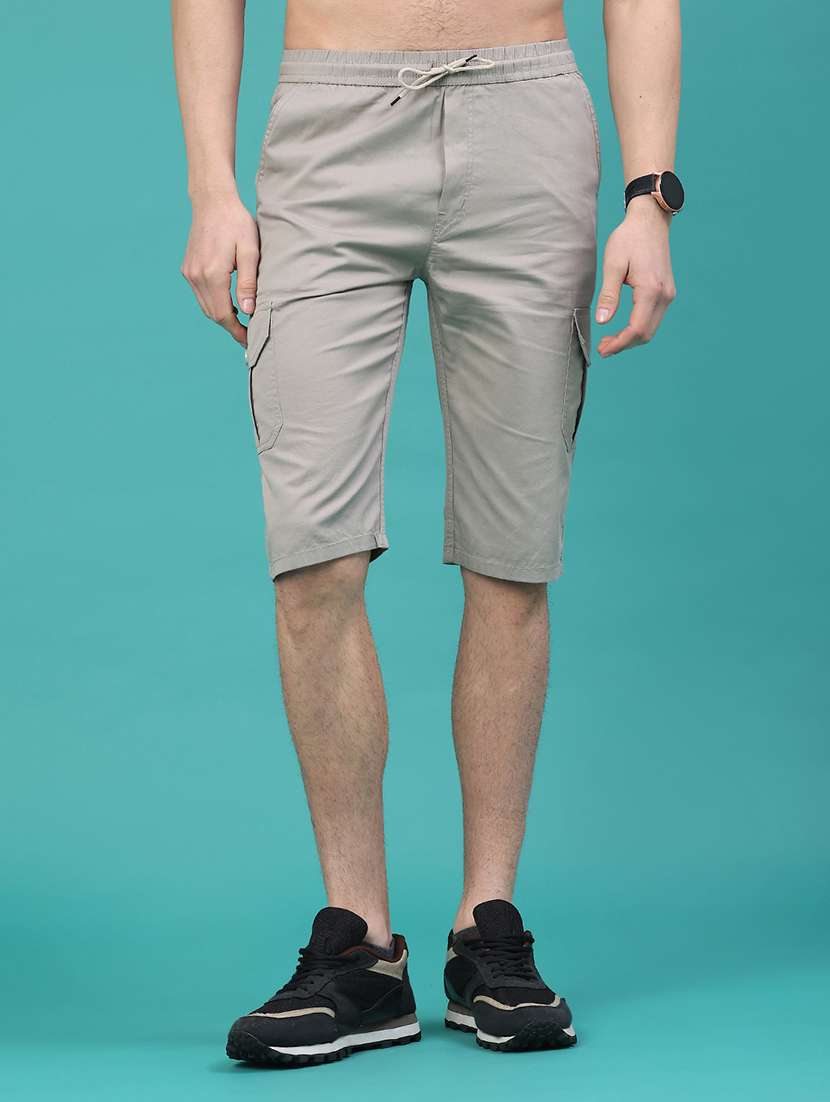 men solid mid rise cargo shorts