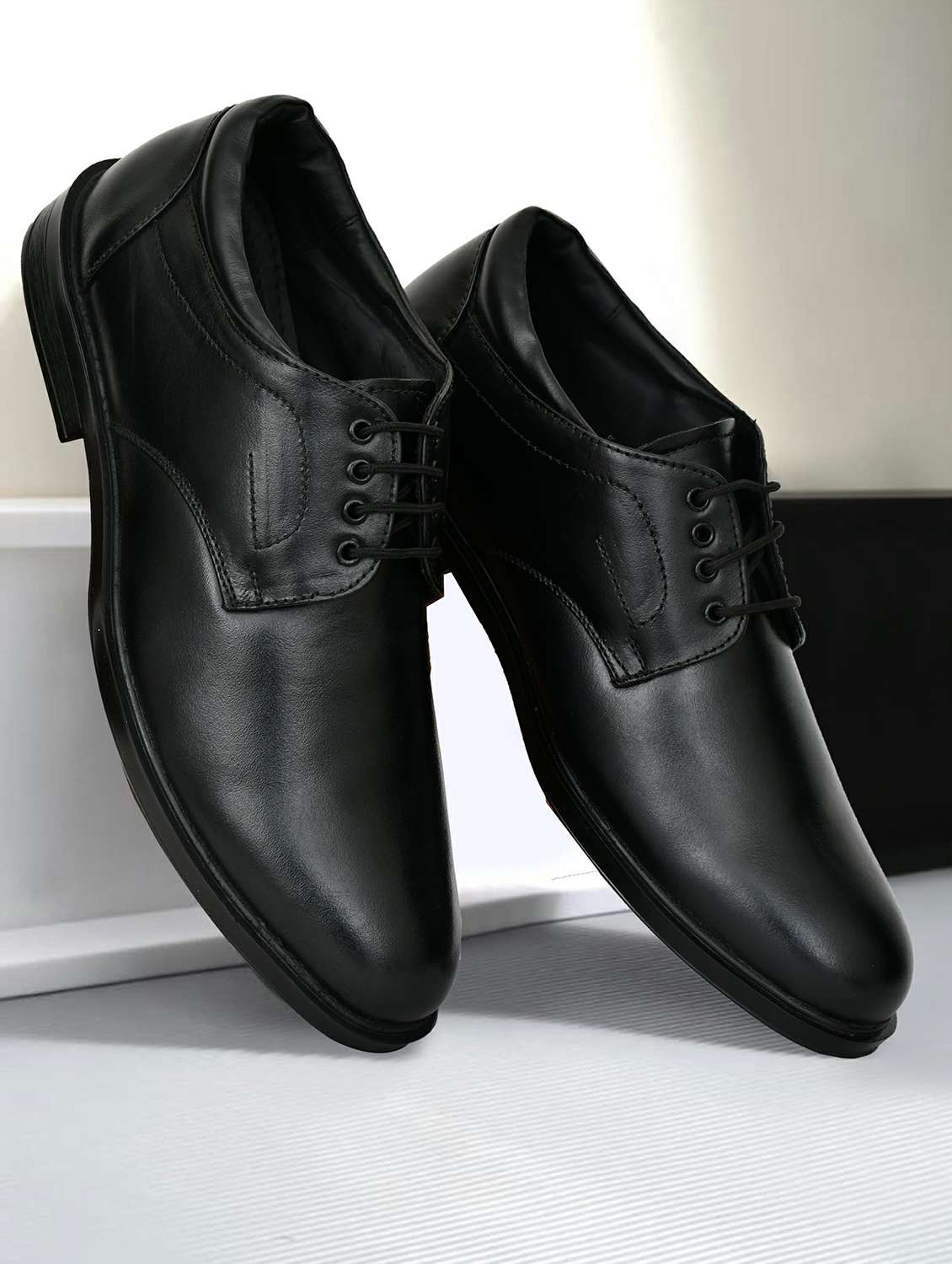 men black solid lace-up derbies