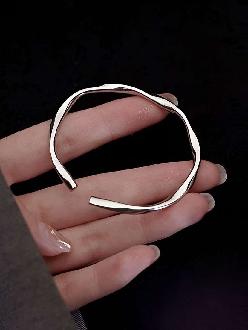 women silver wavy bangle