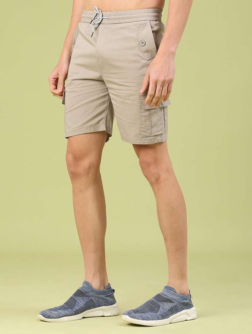 men solid mid rise regular fit cargo shorts