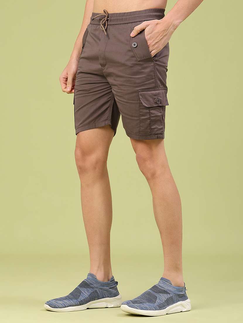 men solid mid rise regular fit cargo shorts