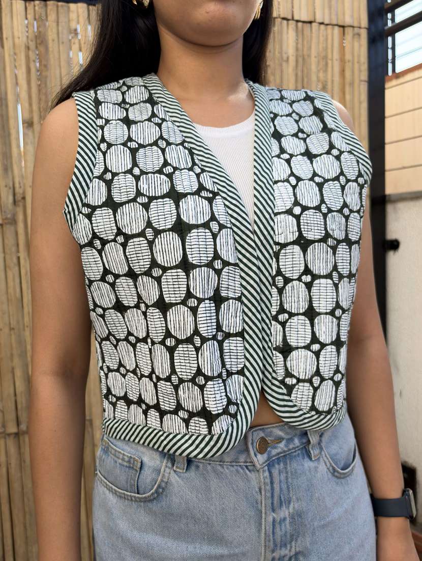 women printed sleeveless crop jacket - 22287692 -  Standard Image - 3