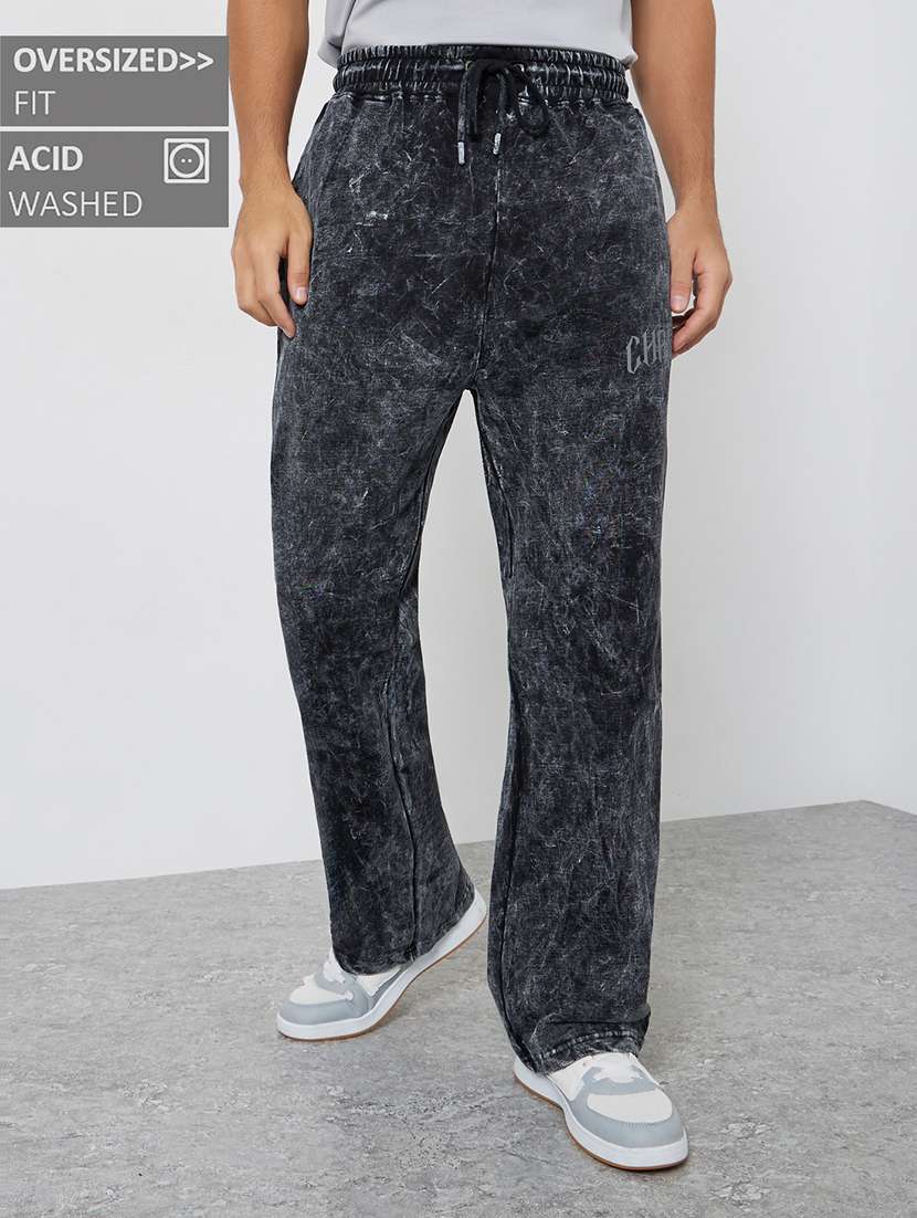 men printed mid rise relaxed fit track pant