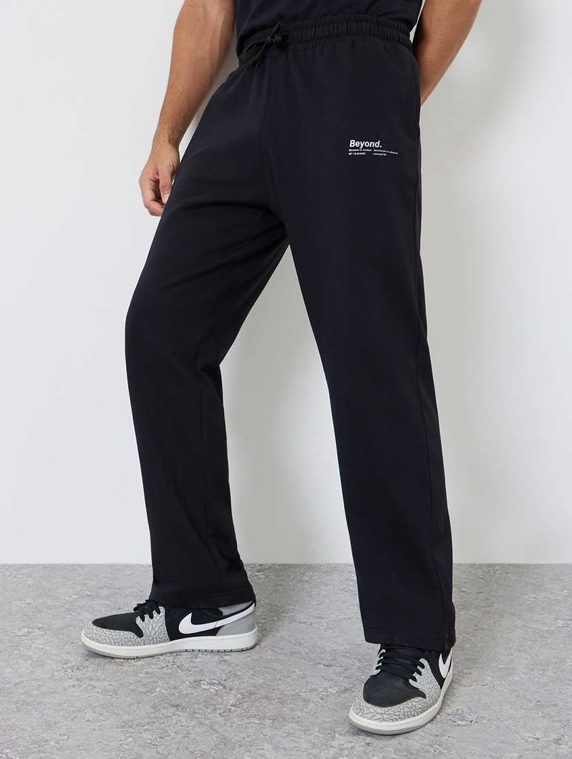 men solid mid rise relaxed fit track pant